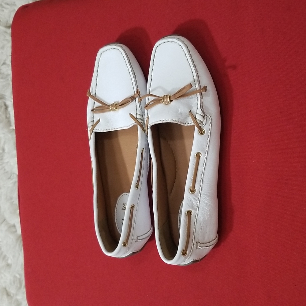 Clarks White Leather Moccasins with Tan Bow Accents - Picture 3 of 9
